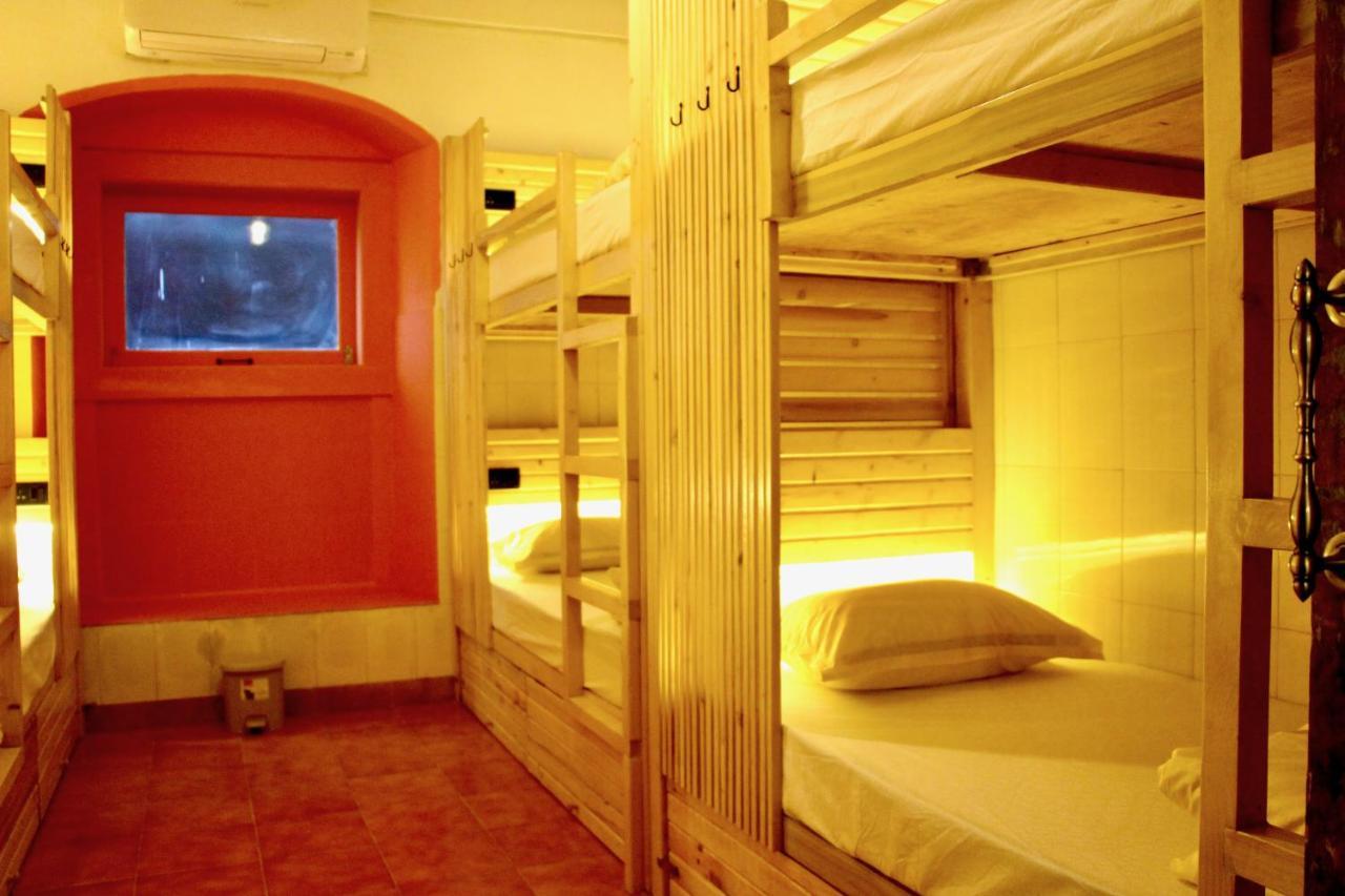 Gosolo Stays Bandra Hostel Мумбай Екстериор снимка