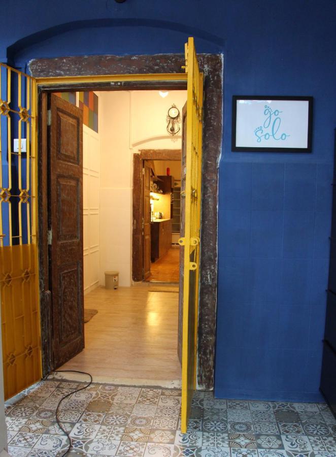 Gosolo Stays Bandra Hostel Мумбай Екстериор снимка
