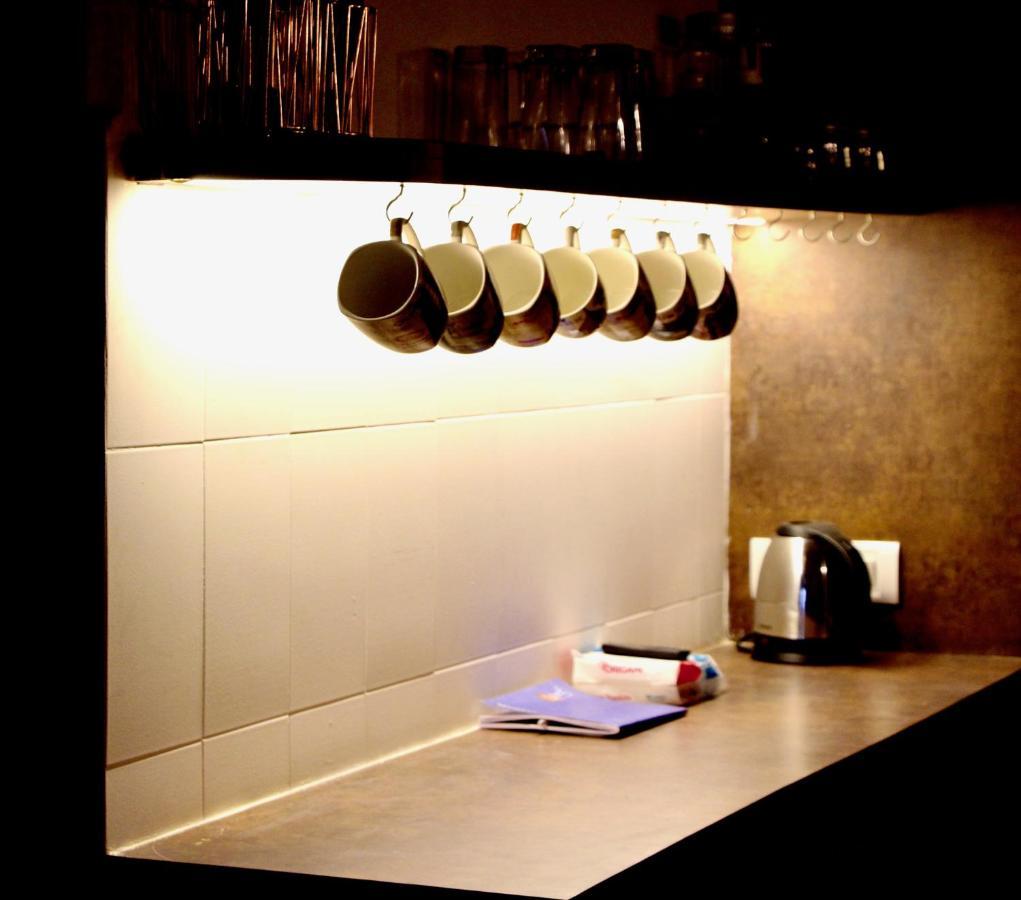 Gosolo Stays Bandra Hostel Мумбай Екстериор снимка