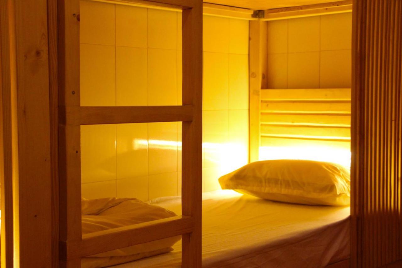 Gosolo Stays Bandra Hostel Мумбай Екстериор снимка
