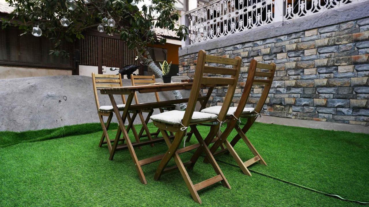 Gosolo Stays Bandra Hostel Мумбай Екстериор снимка