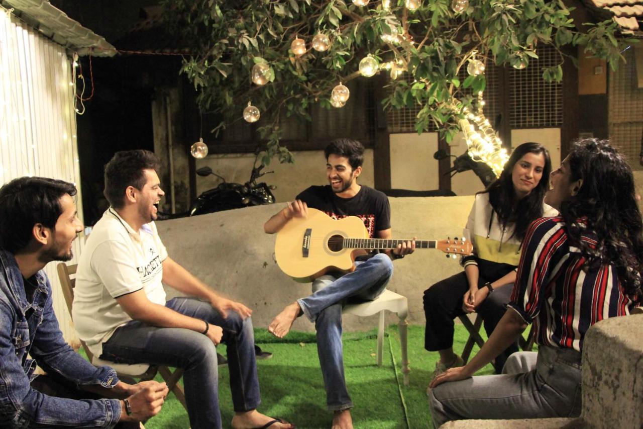 Gosolo Stays Bandra Hostel Мумбай Екстериор снимка
