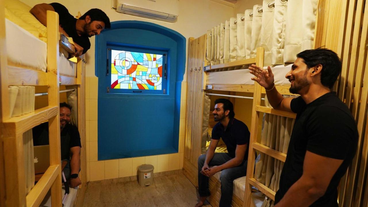 Gosolo Stays Bandra Hostel Мумбай Екстериор снимка