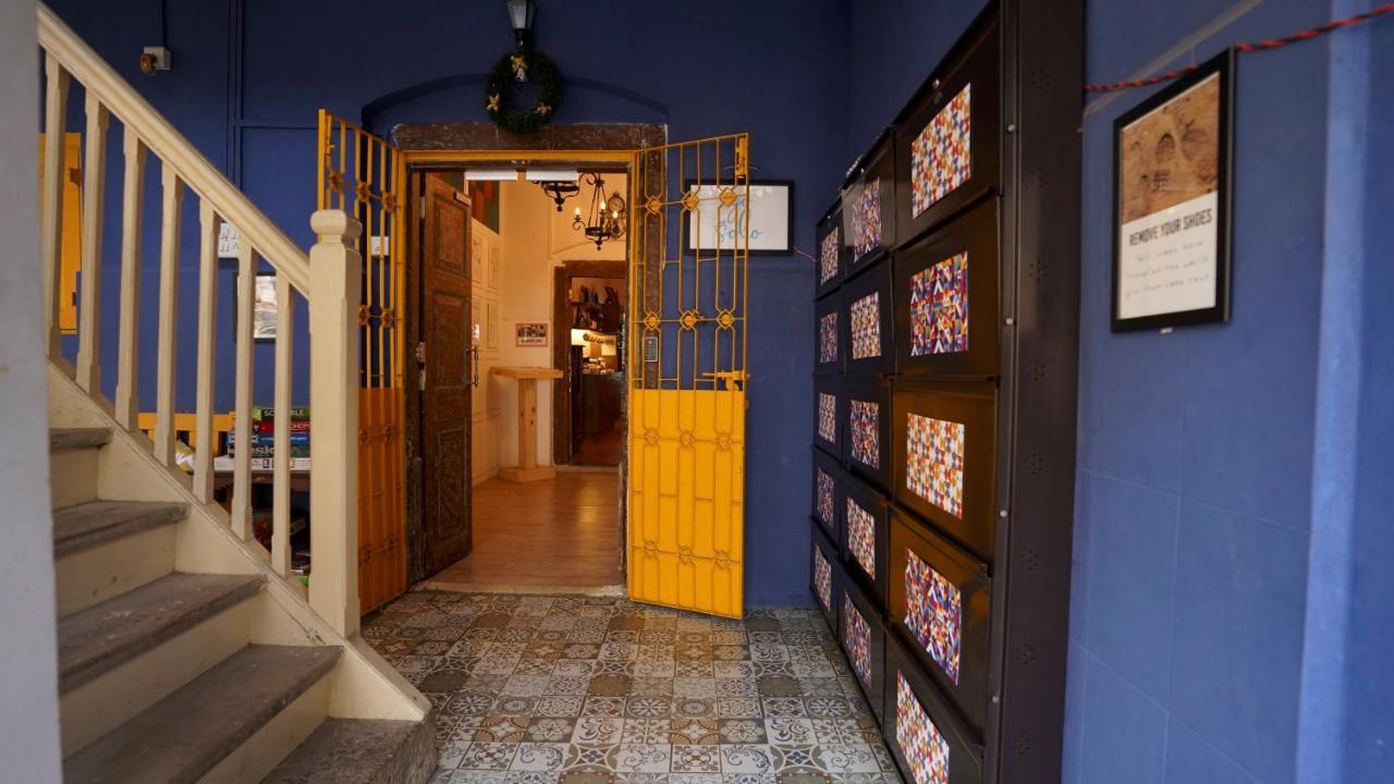 Gosolo Stays Bandra Hostel Мумбай Екстериор снимка