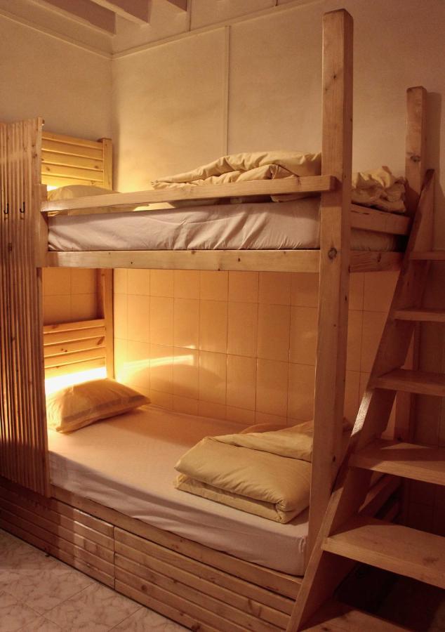 Gosolo Stays Bandra Hostel Мумбай Екстериор снимка