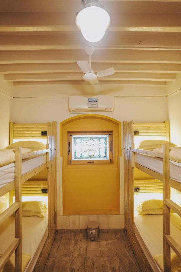 Gosolo Stays Bandra Hostel Мумбай Екстериор снимка