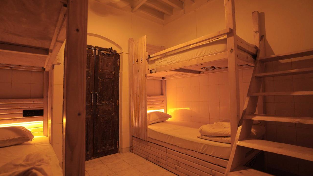 Gosolo Stays Bandra Hostel Мумбай Екстериор снимка
