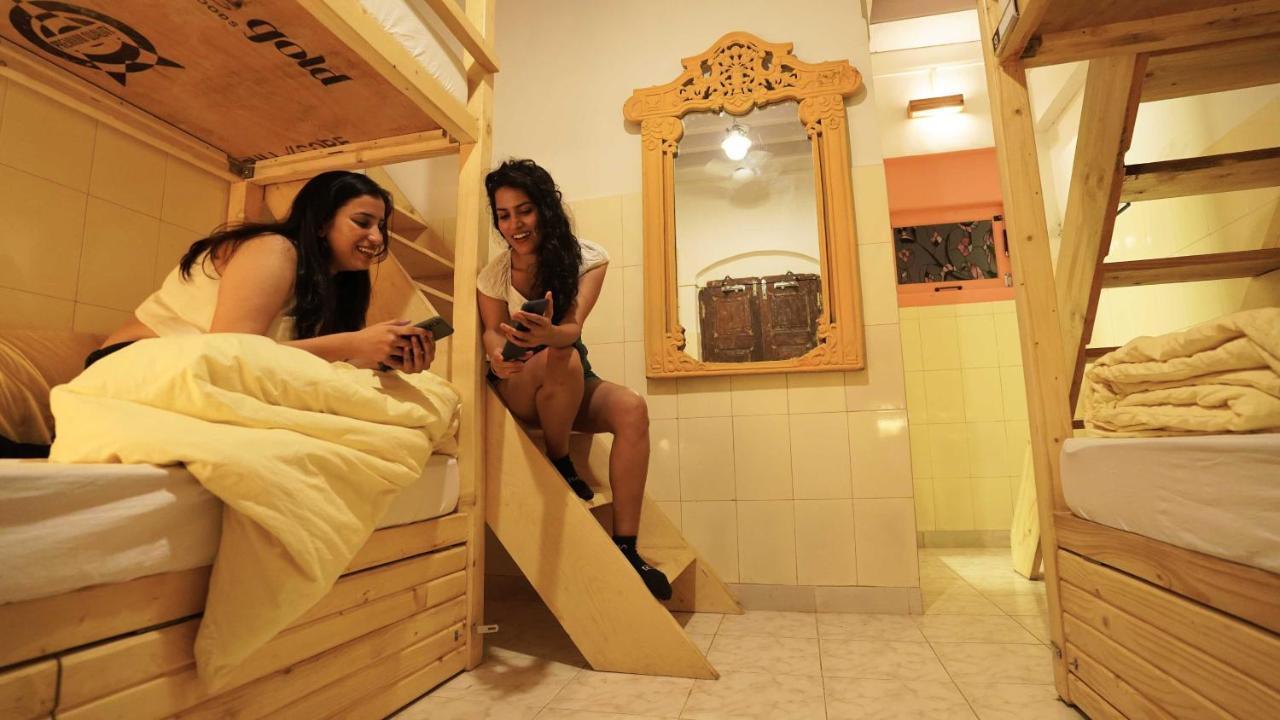 Gosolo Stays Bandra Hostel Мумбай Екстериор снимка