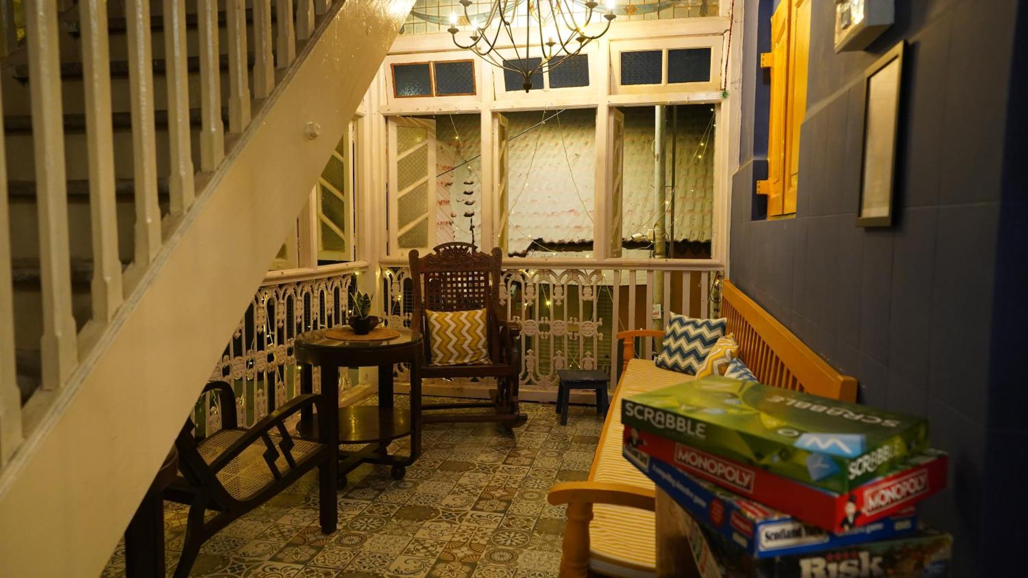 Gosolo Stays Bandra Hostel Мумбай Екстериор снимка